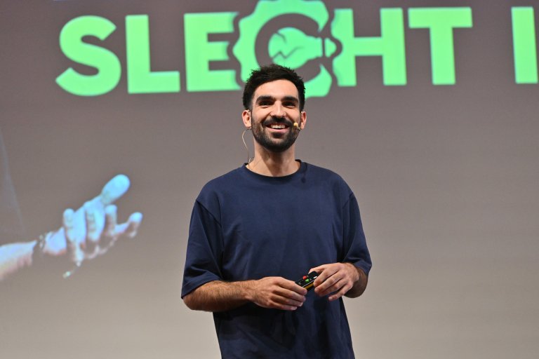 Foto van Rico Bakker op een podium